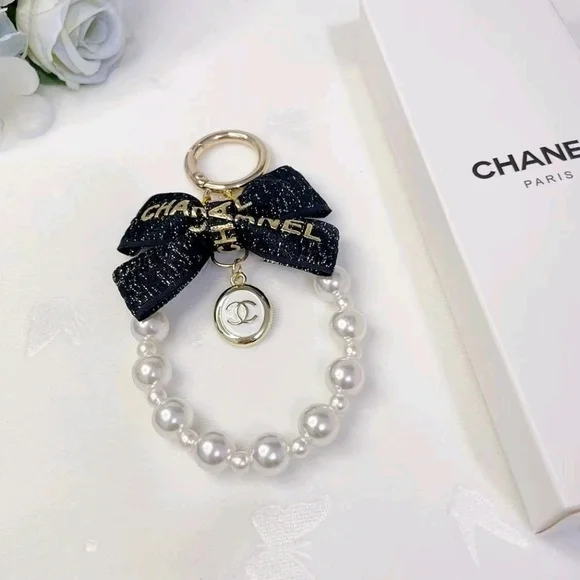 Chanel Pearl Bow Keyring - Black & Pearl - Picture 5 of 6